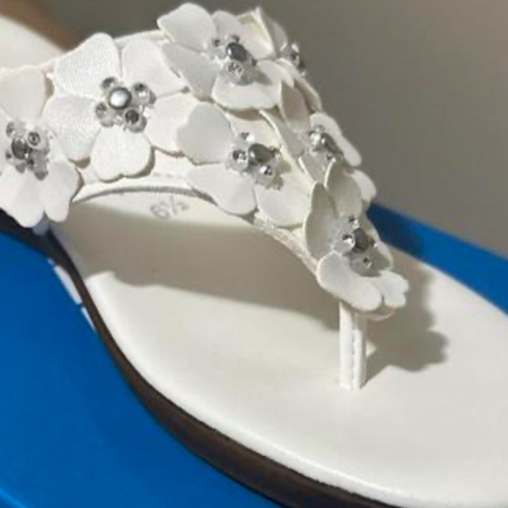 Nib Italian Shoemakers Women's Cream Floral Sandals - Picture 2 of 2